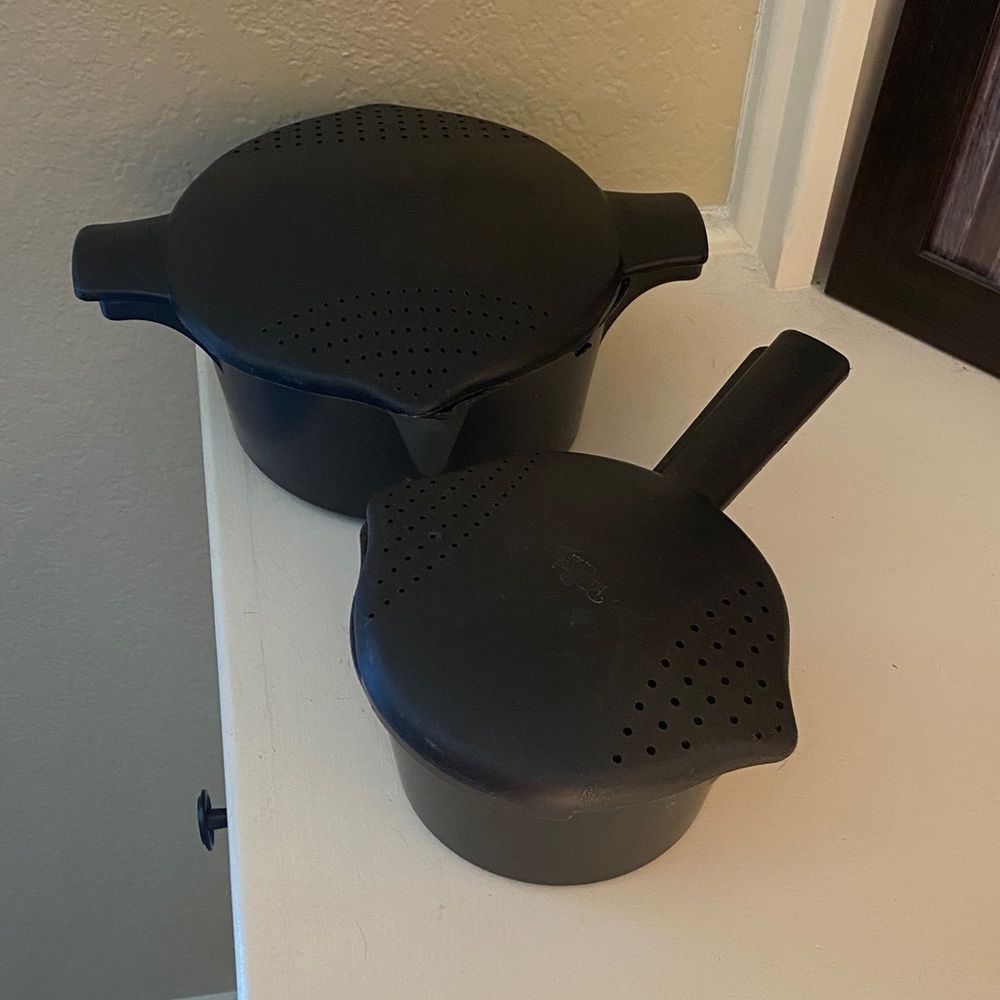 The Pampered Chef Black Microwavable bowls.